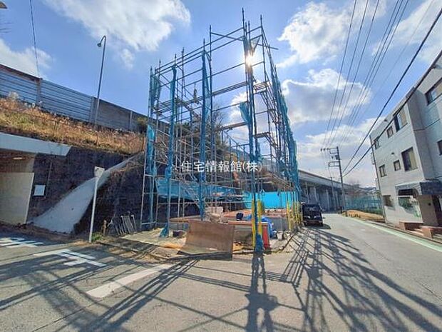 前面道路を含めた現地写真です。