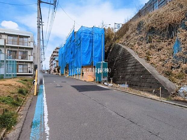 前面道路を含めた現地写真です。