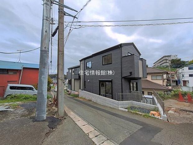 前面道路を含めた現地写真です。