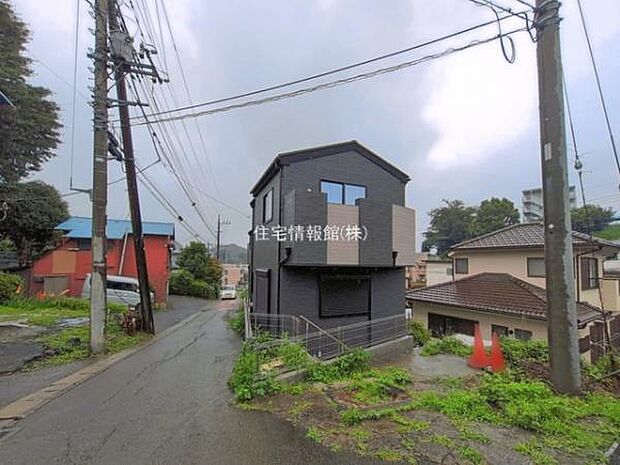 前面道路を含めた現地写真です。