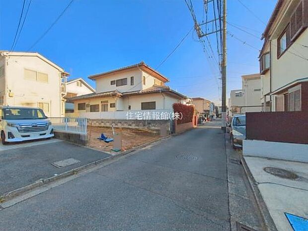 前面道路を含めた現地写真です。