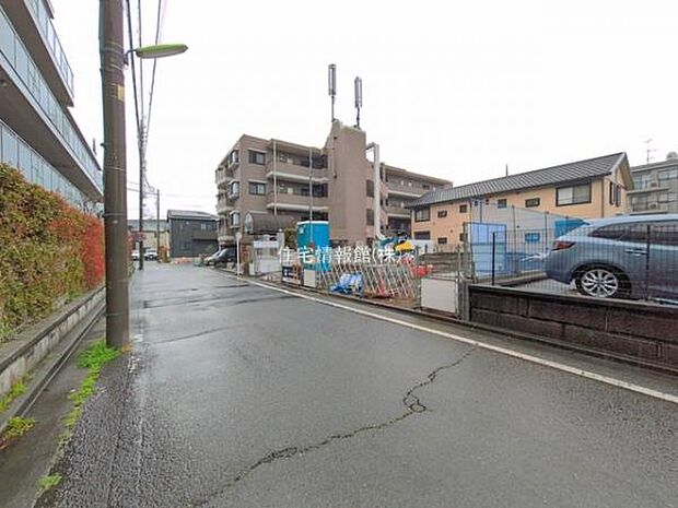 前面道路を含めた現地写真です。
