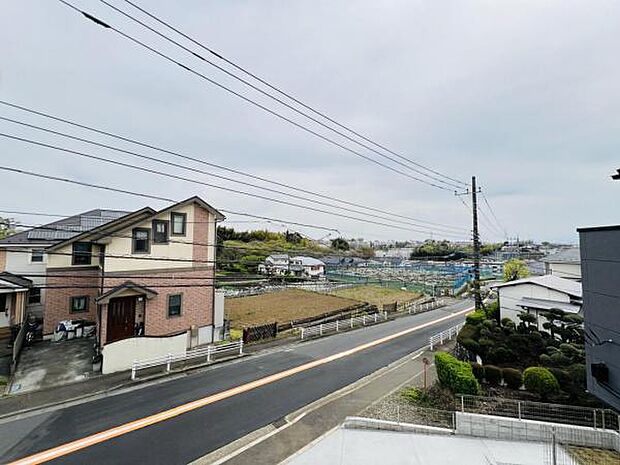 バルコニーからの眺望です。明るい陽射しを浴びながらゆったりと過ごすのも良いですね。