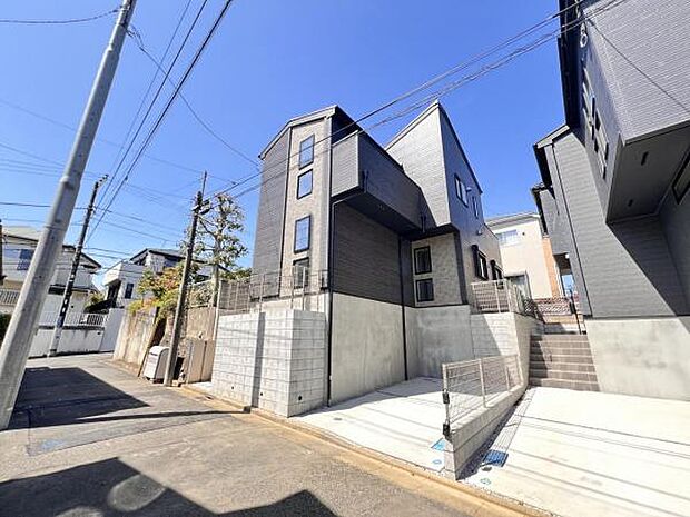 前面道路を含めた現地写真です。