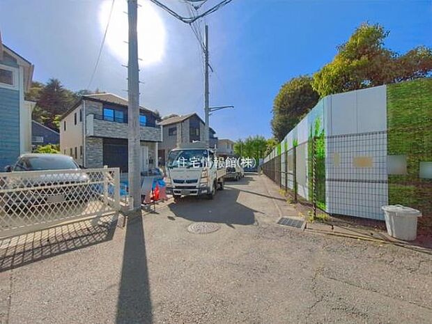 前面道路を含めた現地写真です。