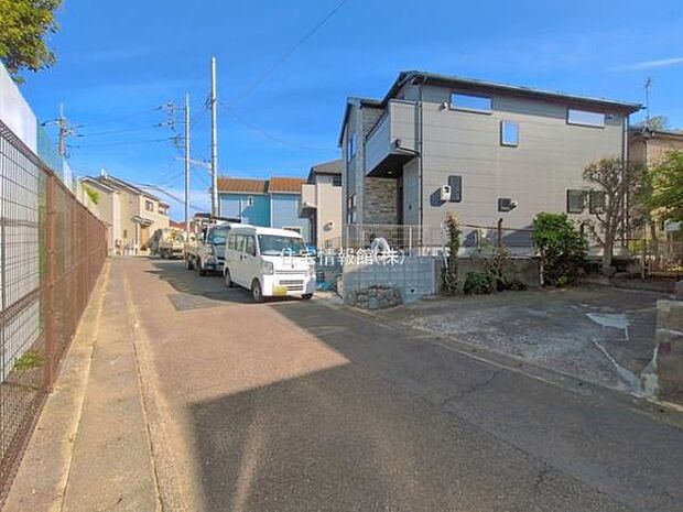 前面道路を含めた現地写真です。