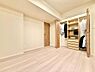 寝室：明るい広々とした主寝室でご家族ゆっくりお休みになれますね。