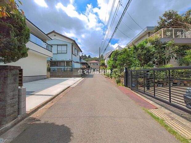 前面道路を含めた現地写真です。