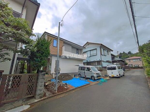 前面道路を含めた現地写真です。