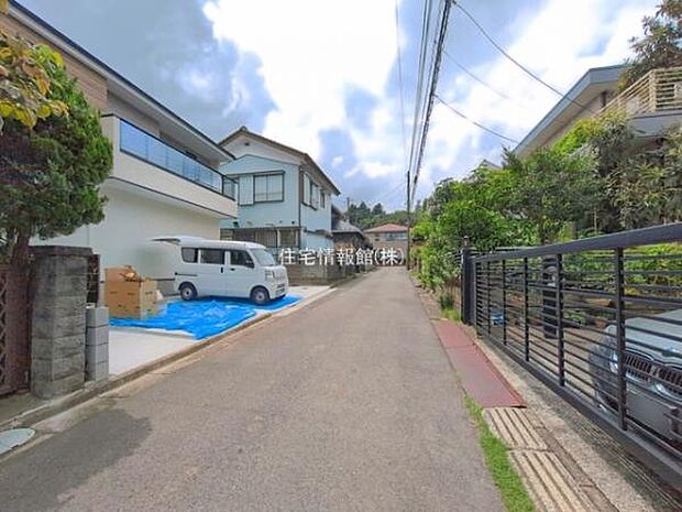 前面道路を含めた現地写真です。