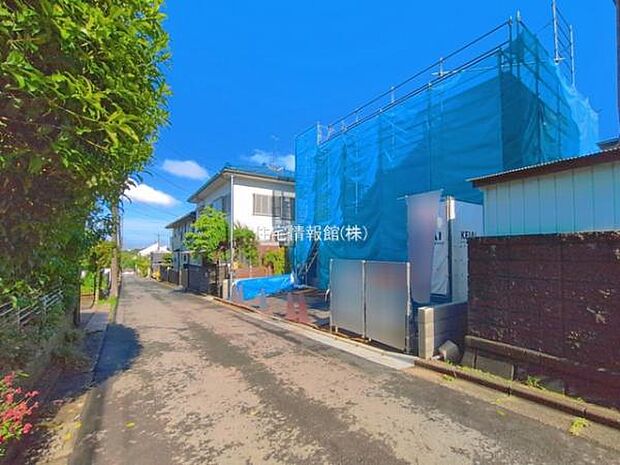 前面道路を含めた現地写真です。