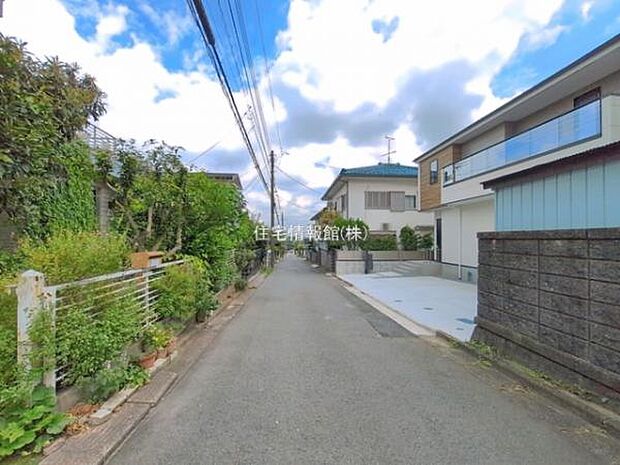 前面道路を含めた現地写真です。