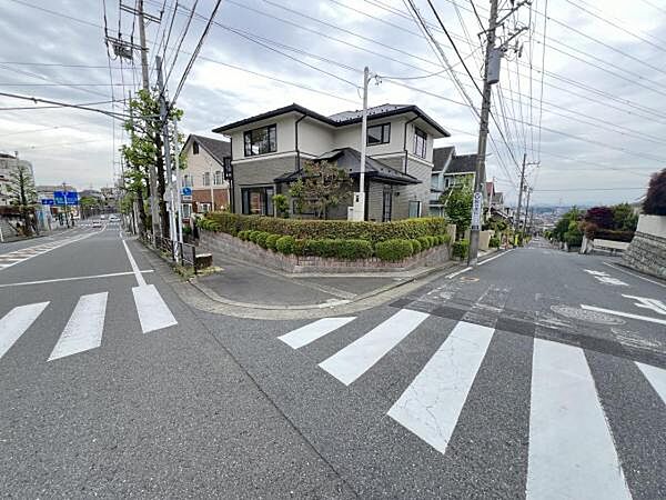 前面道路を含めた現地写真です。