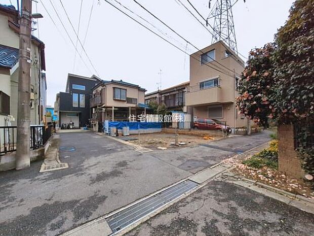前面道路を含めた現地写真です。
