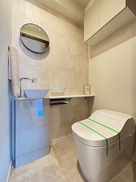 タンクレス採用のトイレなので掃除しやすくいつでも清潔。