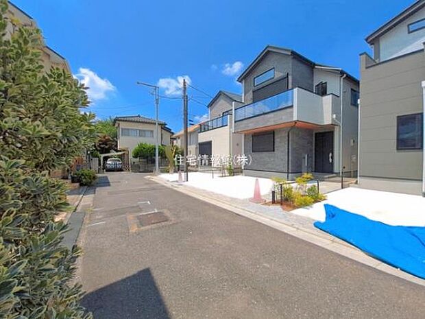 前面道路を含めた現地写真です。