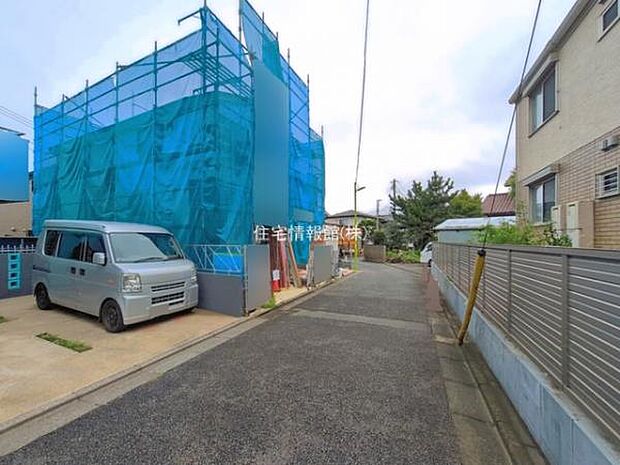 前面道路を含めた現地写真です。