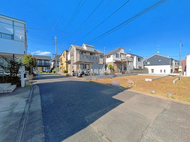 前面道路を含めた現地写真です。