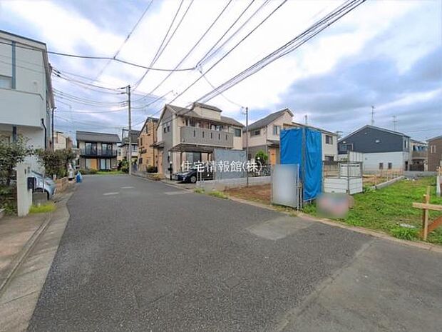 前面道路を含めた現地写真です。