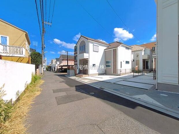 前面道路を含めた現地写真です。
