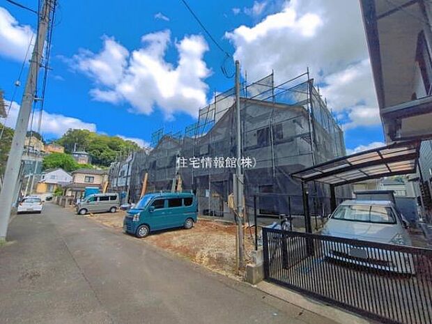 前面道路を含めた現地写真です。