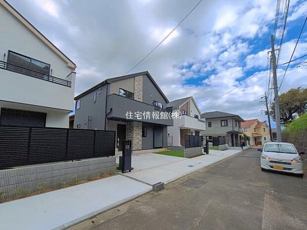 前面道路を含めた現地写真です。