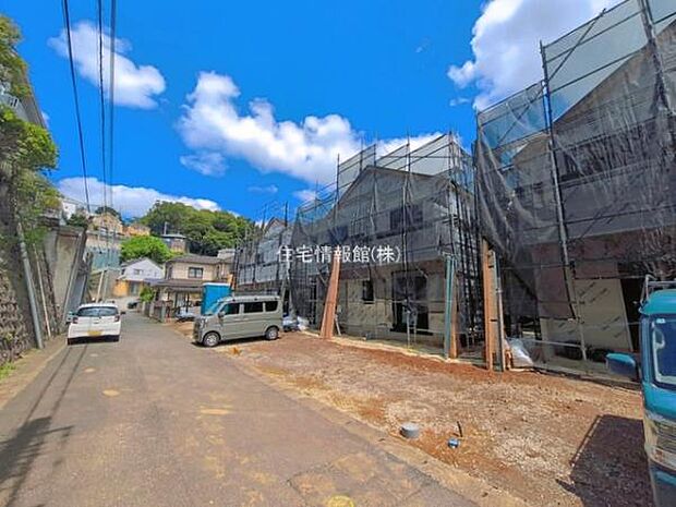 前面道路を含めた現地写真です。