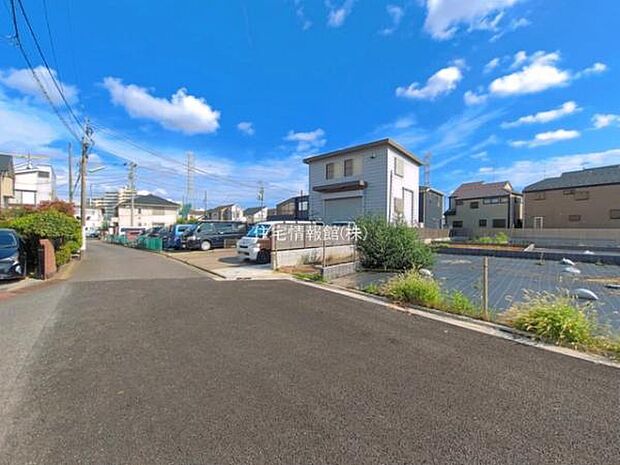 前面道路を含めた現地写真です。
