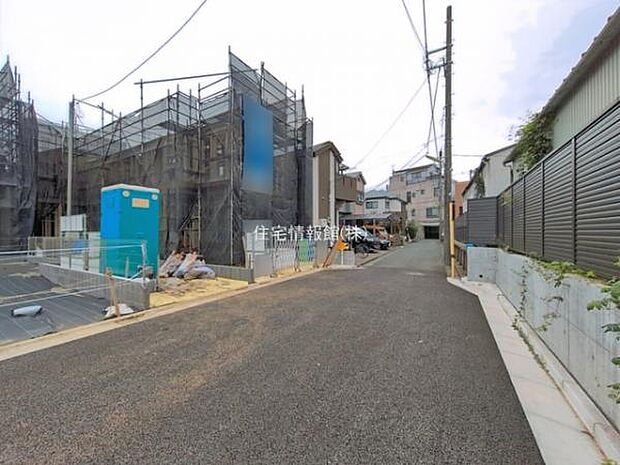 前面道路を含めた現地写真です。