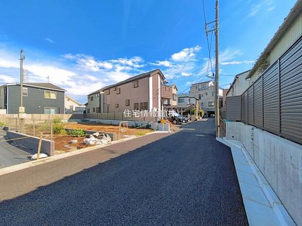 前面道路を含めた現地写真です。