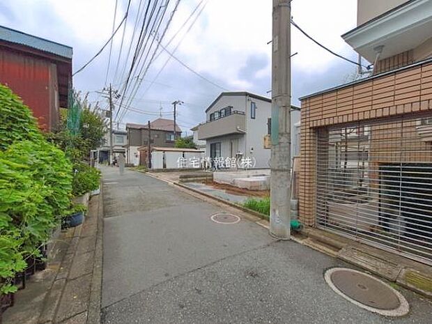 前面道路を含めた現地写真です。