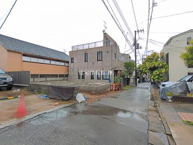 前面道路を含めた現地写真です。