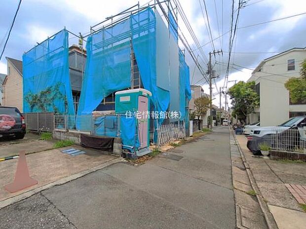 前面道路を含めた現地写真です。