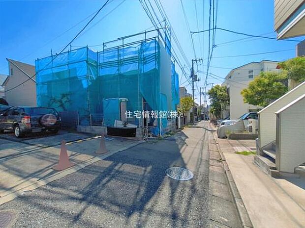 前面道路を含めた現地写真です。