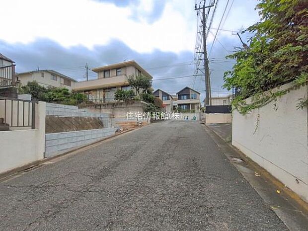 前面道路を含めた現地写真です。