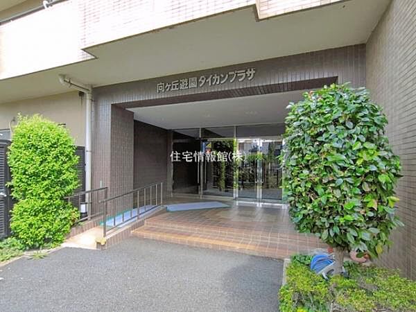 ゆったりとした印象のエントランスです。