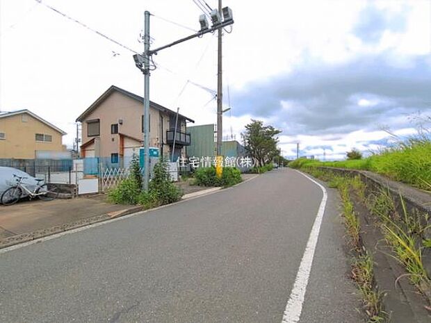前面道路を含めた現地写真です。