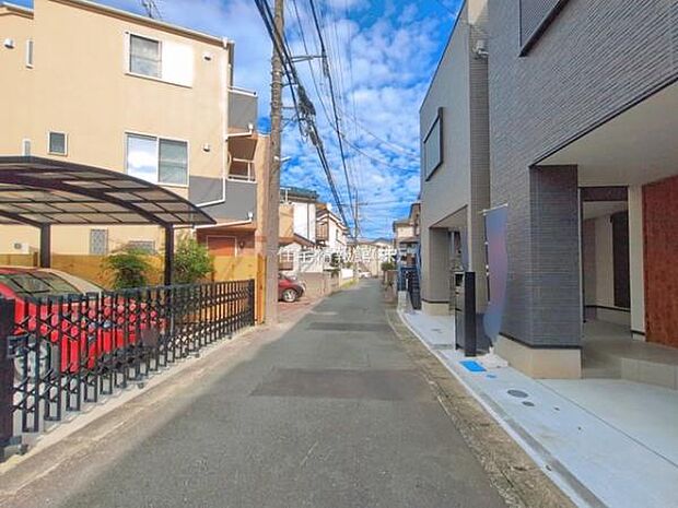 前面道路を含めた現地写真です。
