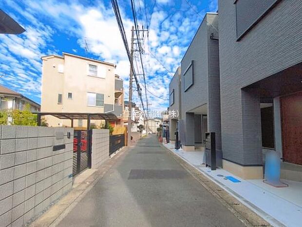 前面道路を含めた現地写真です。