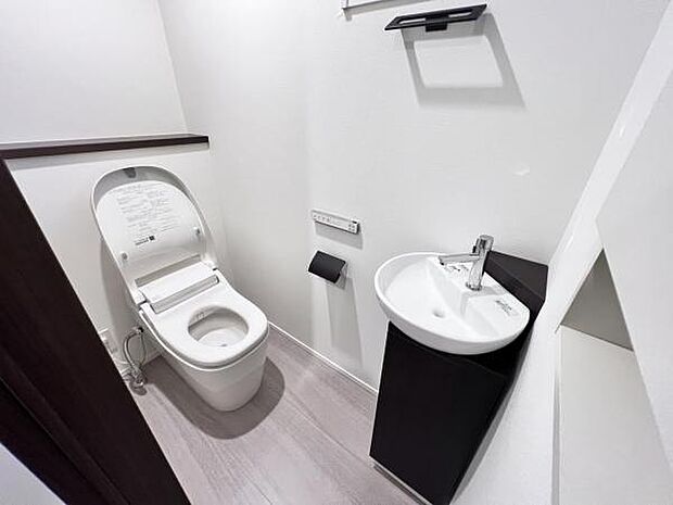 シャワー洗浄機能付のトイレは、清潔感が印象的な空間ですね。