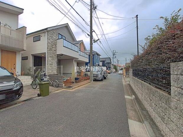前面道路を含めた現地写真です。