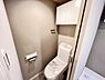 トイレ：シャワー洗浄機能付のトイレは、清潔感が印象的な空間ですね。