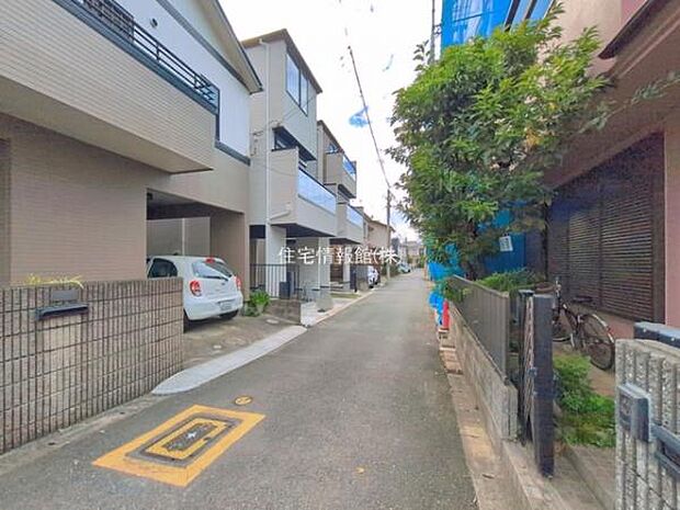 前面道路を含めた現地写真です。