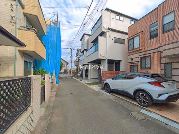 前面道路を含めた現地写真です。