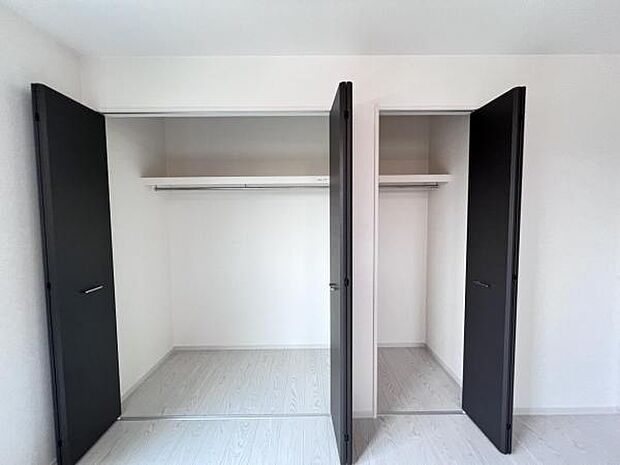 いつでもお部屋をスッキリお使い頂ける収納スペースを設置。