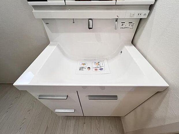 洗面化粧台です。朝の身支度から1日が始まります。