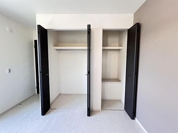 いつでもお部屋をスッキリお使い頂ける収納スペースを設置。