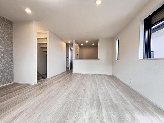 お食事中もキッチンと会話が楽しめるダイニングスペース。