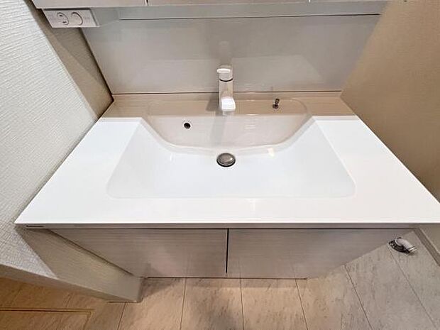 洗面化粧台です。朝の身支度から1日が始まります。