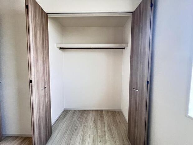 いつでもお部屋をスッキリお使い頂ける収納スペースを設置。